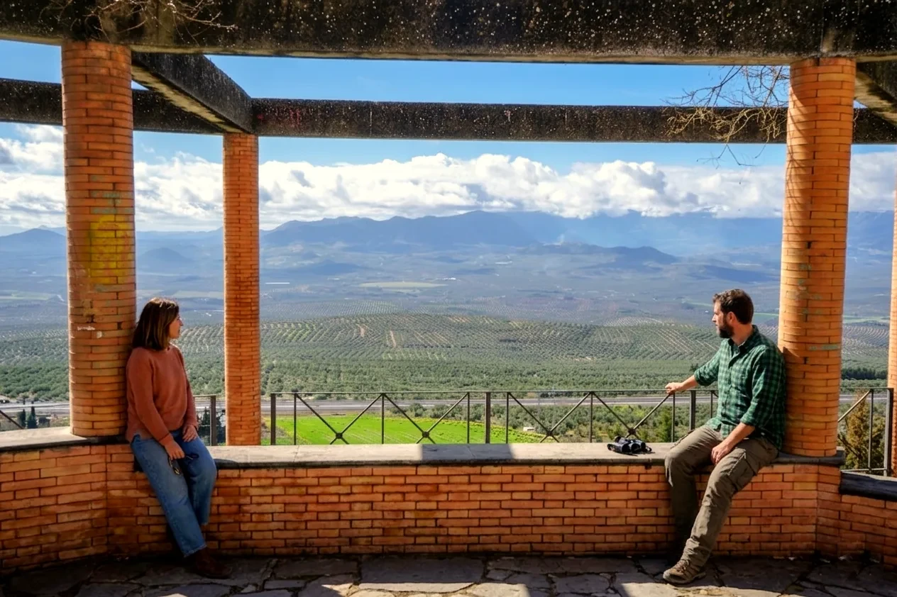 Mirador de Baeza con turistas contemplando el valle del Guadalquivir y el Mar de Olivos